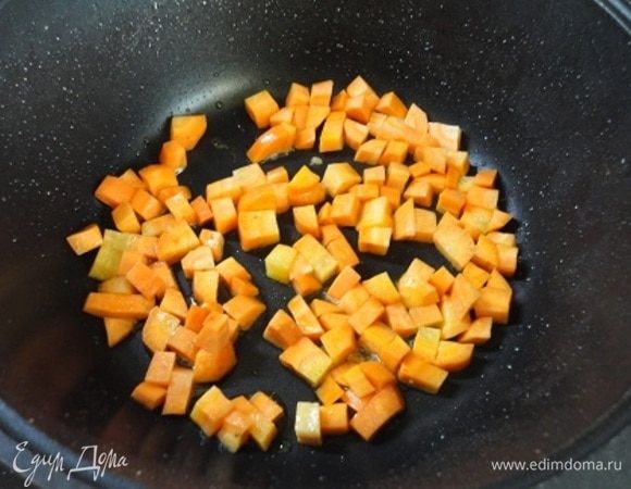 В этом же сотейнике обжариваем минуты 3 нарезанную кубиками морковь в 1 ст.л. растительного масла.
