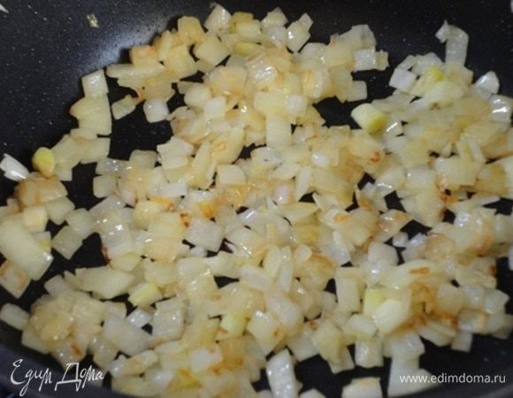 Затем в следующей ложке растительного масла обжариваем нарезанный кубиками лук до золотистого цвета. Не забудьте его посолить в самом начале жарки.