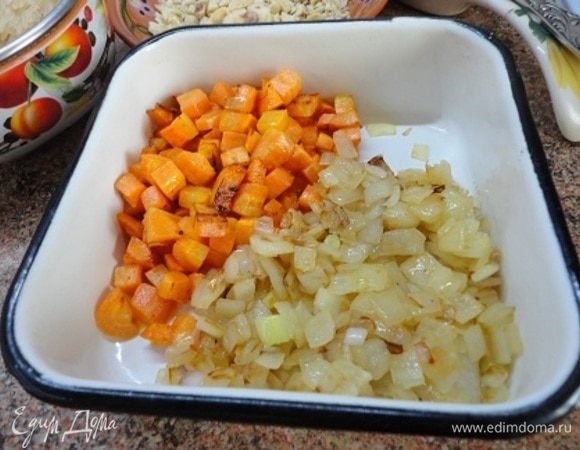 Лук выкладываем к моркови. Такая раздельная готовка овощей — особенность восточной кухни.
