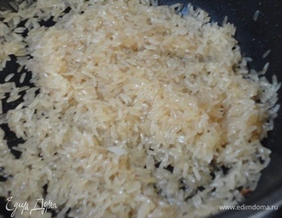 Теперь подошла очередь риса. В этом же сотейнике разогреваем 2 ст. л. растительного масла и обжариваем рис с корицей, гвоздикой и пажитником пару минут (может и меньше). Надо, чтобы рис впитал масло.