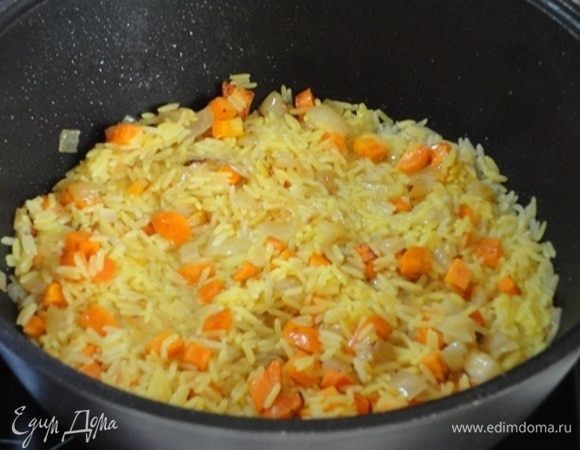 Затем добавляем жареные морковь, лук и миндаль. Перемешиваем. Накрываем крышкой и продолжаем готовить еще 10 минут.