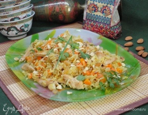 К готовому рису с овощами добавляем мясо и изюм. Перемешиваем и убираем с огня. Подаем с любимой зеленью. Для меня здесь идеально подходит кинза.