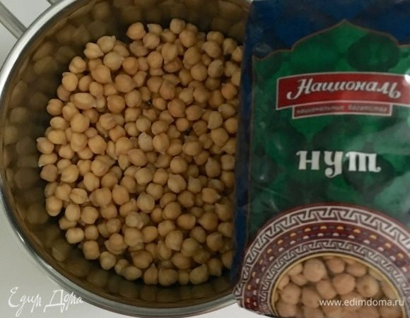 Данное блюдо я начала готовить накануне с вечера. Но это не значит, что оно потребовало слишком много сил и времени. Наоборот, если 15 минут потратить вечером, то на следующий день останется поставить лишь блюдо в духовку. Итак, сначала нам понадобится турецкий горох нут от ТМ «Националь». Отмеряем стакан, заливаем водой и оставляем на ночь. За это время горошинки нальются, набухнут, в общем увеличатся в размерах. А утром необходимо залить нут чистой водой и варить без соли около часа.