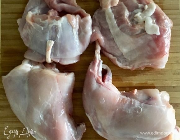 Также с вечера можно замариновать и кролика. Если большая компания, то берем тушку. Если как у меня небольшой семейный обед, то мне хватило даже меньше половины тушки. Итак, кусочки помыть, обсушить бумажным полотенцем.