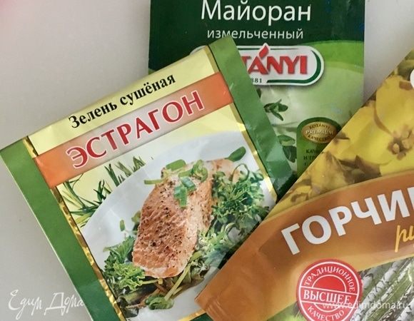 Подготовить ингредиенты для маринада. Все очень просто. Соль и свежемолотый перец. Из специй вкусно и ароматно будет добавить майоран и эстрагон. Горчица и сметана. Если есть горчица в зернах, лучше использовать ее. 