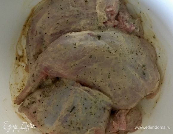 Кусочки кролика помещаем в миску. Солим и перчим, присыпаем ароматными травками и, можно сказать, купаем в смеси сметаны и горчицы. Забываем о кролике до утра в холодильнике. Если с вечера кролика не удалось замариновать, то оставьте его хотя бы на полчаса пропитываться маринадом перед тем, как поставить в духовку.