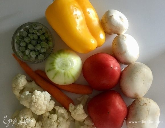 А если с вечера все предварительные работы проведены, то утром остается лишь отварить нут, достать кролика из холодильника и подготовить овощи для запекания. Из овощей берите все, что любите. Так у меня лук репчатый, морковка, болгарский перчик, пара помидоров, цветная капуста, грибы и замороженный зеленый горошек. Очень нарядно, мне кажется, ведь готовим обед выходного дня.