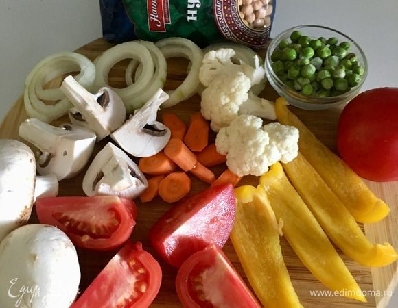 Лук режем колечками, морковь брусочками. Цветную капусту предлагаю разобрать на небольшие соцветия. Перчик освободить от семечек и нарезать полосочками. Грибы и помидоры нарезать на четвертинки.