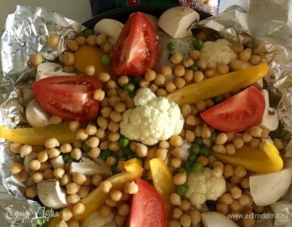 На кролика в любом удобном порядке разложить цветную капусту, болгарский перчик, дольки помидор. Сверху россыпью разложить горошины нута и зеленый горошек. Еще я подлила немного той водички, в которой варился нут. Сверху обязательно посолить и поперчить овощи по вкусу. Посыпать майораном.