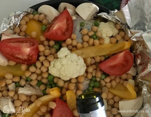 Добавить примерно 70 мл сухого белого вина хорошего качества и закрыть карман второй половиной фольги. Отправить кролика в духовку, предварительно разогретую до 200°C, сначала на 30 минут. А после 30 минут можно раскрыть форму и запекать еще до готовности кролика. Ориентируйтесь по своей духовке! Моя запекала блюдо около 1 часа.