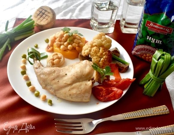 Я подавала кролика так. Кроличья ножка. Из полосочек перца сделала колодец, в который поместилась добрая горка нута. И даже в колечко лука нута немного попало! Ну а далее, как фантазия разыгралась, например, букетик из соцветий цветной капусты, подвязанный луковыми перьями. По бокам лепесточками разложила морковь и четвертинки запеченных грибов. Ничего не забыли? Ах да, четвертинки помидорок!