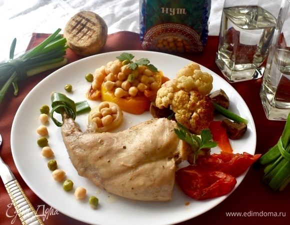 Кролик, потушившийся в компании овощей, специй и белого вина получился сочный, ароматный и нежный! Мясо распадается на волокна! Овощи при этом прекрасно сохранили форму и вполне нарядно, в соответствии со статусом обеда выходного дня, выглядят на тарелке! И нут остался крепеньким, упругим и просто очень вкусным в такой яркой радужной компании! Приятного аппетита!