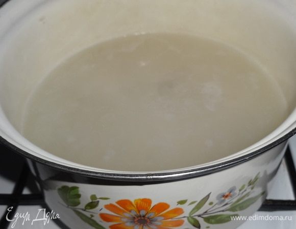 Рис «Отборный» ТМ «Националь» промыть под проточной водой. В кастрюлю налить воду, положить рис, довести до кипения и варить до полуготовности (примерно 10 минут).