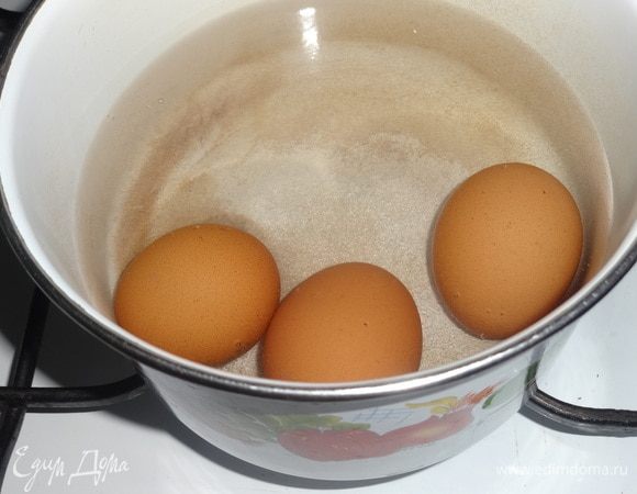 Яйца сварить вкрутую.