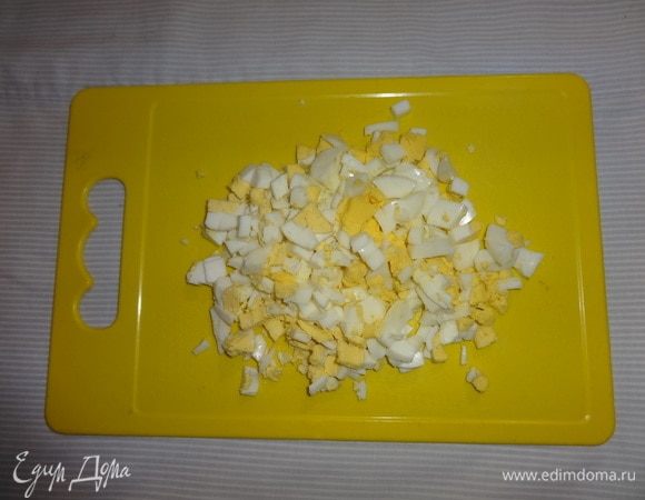 Яйца очистить и нарезать мелкими кубиками.