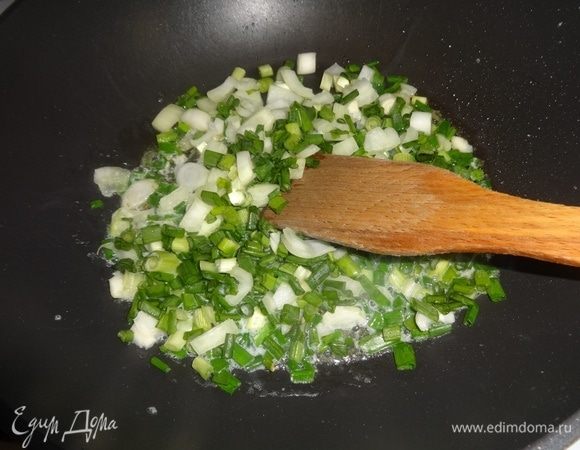 Сливочное масло растопить на сковороде, положить лук и обжаривать 5 минут на небольшом огне.