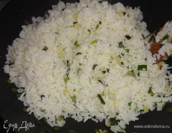 Добавить рис, влить сливки и тушить несколько минут до испарения сливок.