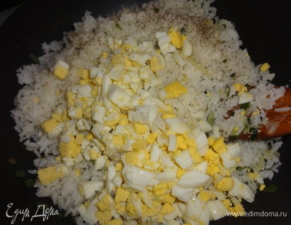 Положить нарезанные яйца, перемешать и потушить 5 минут. Посолить массу, поперчить. Начинка готова. Остудить ее до комнатной температуры.
