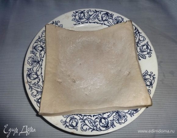 Готовое слоеное бездрожжевое тесто разморозить при комнатной температуре.