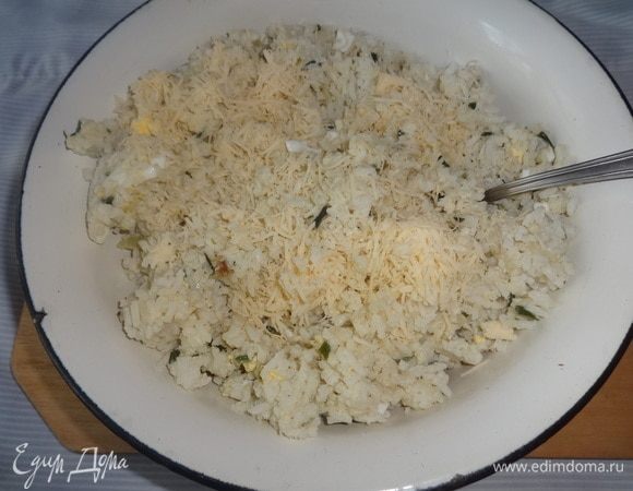 2/3 натертого сыра положить в начинку и перемешать.