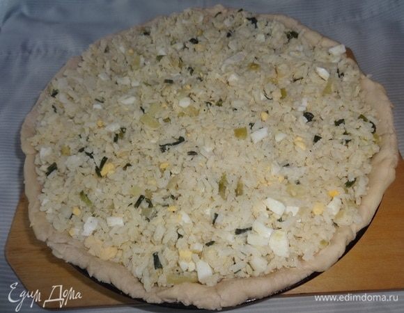 Выложить начинку в форму с тестом, слегка утрамбовать.