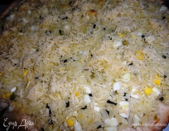 Поставить форму с пирогом в нагретую до 200°C духовку и выпекать 20 минут. Достать пирог из духовки.