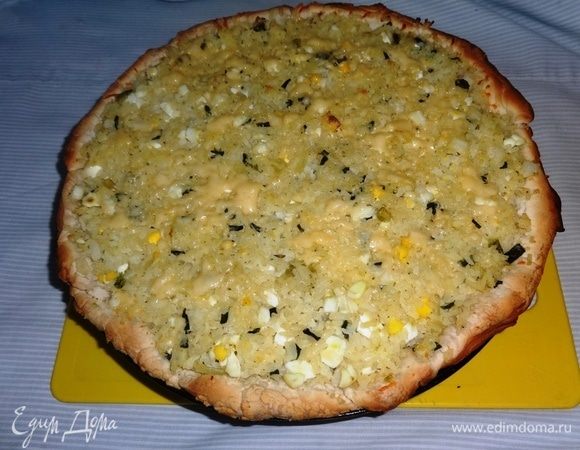 Посыпать верх пирога оставшимся сыром и поставить в духовку еще на 5 минут. Готовый пирог немного остудить.