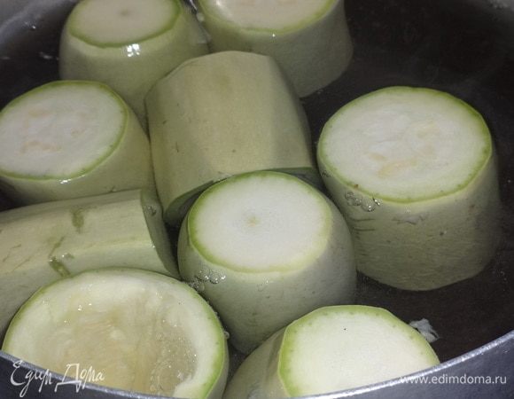 Подготовленные стаканчики положить в кипящую подсоленную воду и отварить до мягкости (не переварить!).