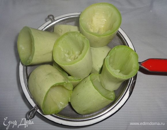 Выложить кабачковые стаканчики на сито, чтобы стекла лишняя вода, и чтобы они остыли.