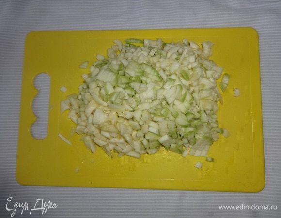Вынутую из кабачков мякоть и отрезанные кончики нарезать мелкими кубиками. Нам понадобится примерно половина. Остальную массу можно заморозить и использовать для других блюд.