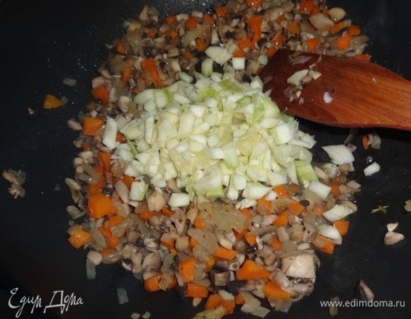 Положить часть нарезанной мякоти кабачков. Потушить на медленном огне, помешивая, 10 минут.