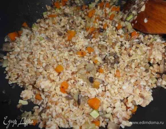 Всыпать булгур, перемешать. Начинку посолить, поперчить и тушить еще 5 минут.