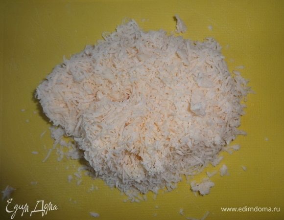 Сыр натереть на мелкой терке.