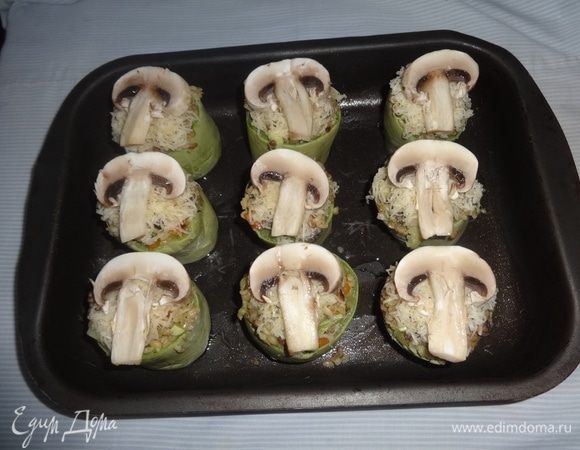 На сыр выложить пластины грибов, смазанных оставшейся частью масла. Поставить форму в духовку, разогретую до 180°C на 15 минут.