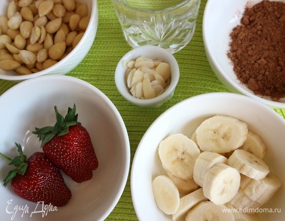 Приготовить все необходимое. Банан очистить, нарезать на кусочки, убрать в морозильную камеру на 15 минут. Миндаль поместить в кипящую воду на несколько минут. Слить воду, очистить миндаль от шелухи.