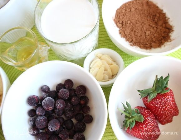 Миндальное молоко готово, смородина у меня здесь замороженная, ее не надо полностью размораживать, а лишь чуть-чуть.