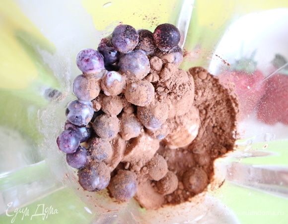 В блендер поместить смородину, мед, какао-порошок, охлажденный банан, налить часть миндального молока, измельчить в блендере до однородной структуры, добавить еще молоко, перемешать.