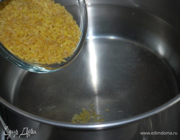 В холодную воду кладем булгур ТМ «Националь».