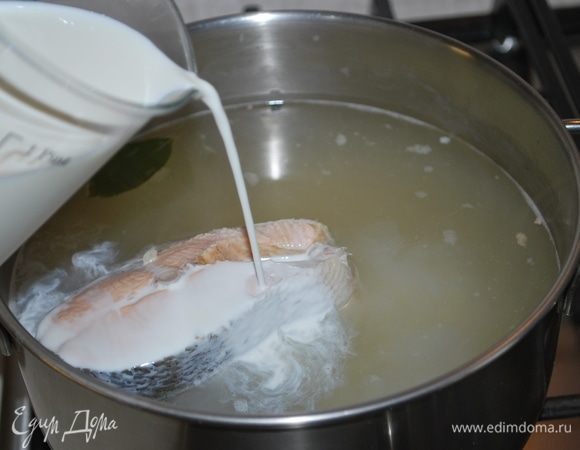 Рыба и булгур сварились, наливаем 10% сливки.