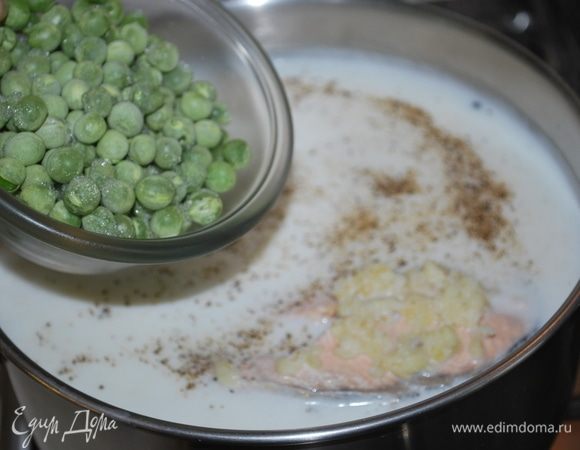 Доводим все до кипения и кладем зеленый горошек, я еще добавила немного молотого белого перца.