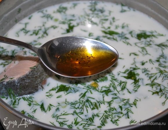 В самом конце добавляем свежий укроп и две столовые ложки масла из-под вяленых помидор. Масло очень ароматное, вкус пряный, с чесноком и базиликом.