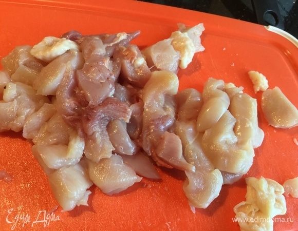 Куриное филе нарежьте небольшими кусочками.