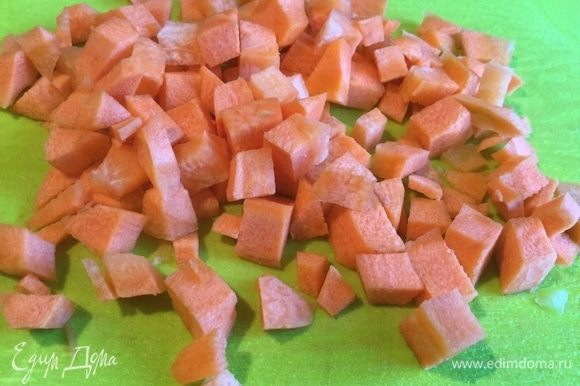 Морковь почистите и нарежьте кубиком.