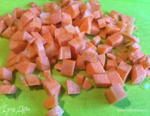 Морковь почистите и нарежьте кубиком.