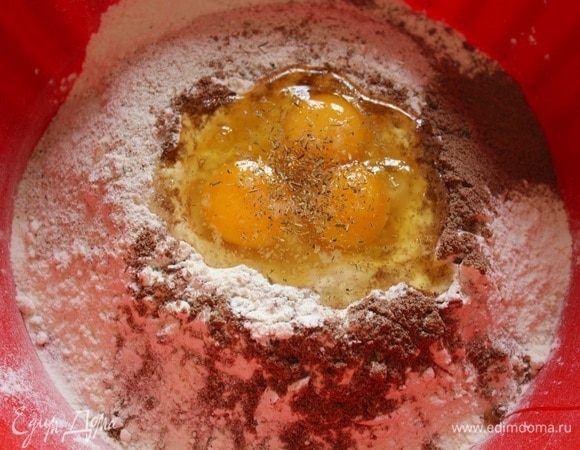 Добавить щепотку соли, щепотку черного молотого перца, щепотку сушеного тимьяна.