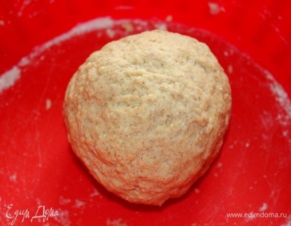 Из замешанного теста скатать шарик. Тесто получилось немного шершавым и пористым, за счет гречневой и льняной муки.