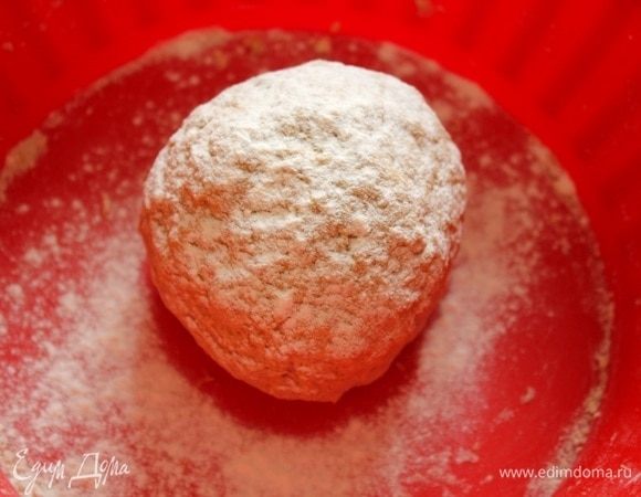 Присыпьте шарик мукой, накройте пищевой пленкой, и отправьте в холодильник на 30 минут.