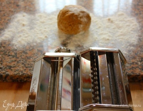 Установить машинку для пасты или взять скалку.