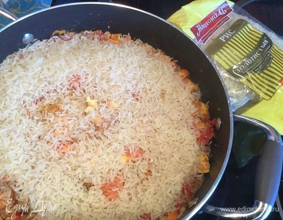 Пора добавлять рис! Рис ТМ «Националь» предварительно промывать не нужно! И еще один маленький секрет: рис нужно добавлять жменями равномерно распределяя, жмени добавляем по количеству едоков, на четверых четыре большие жмени.