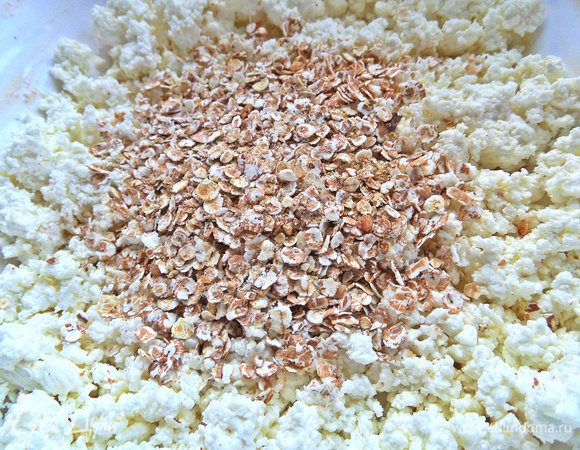 В творог всыпать хлопья «7 злаков». В тесто идет 3 столовых ложки.